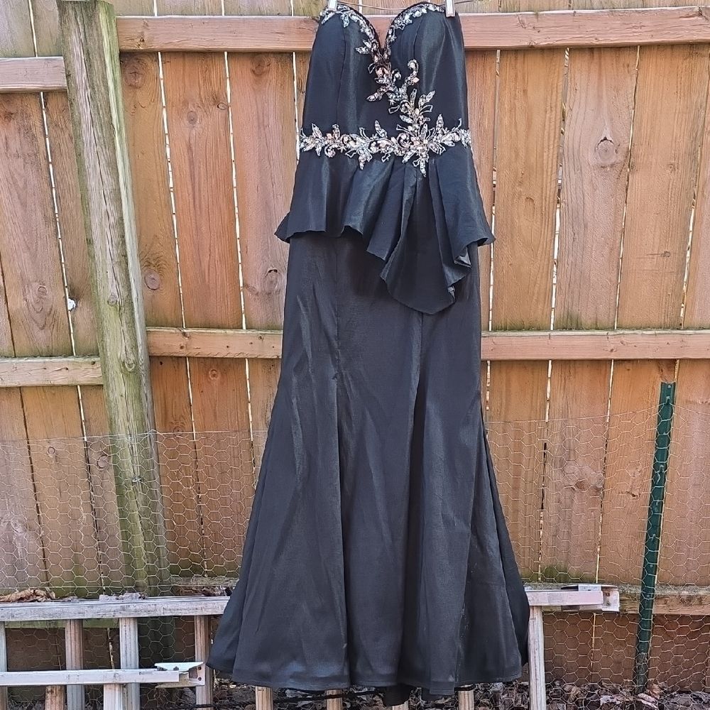 Elegant Black Strapless Evening Gown